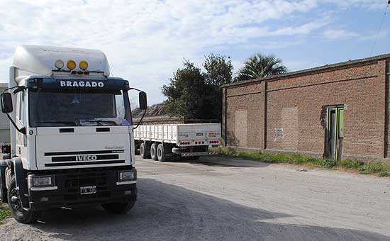 Infraccionan a camiones por circular y estacionar en lugares no permitidos Infraccionan a camiones por circular y estacionar en lugares no permitidos