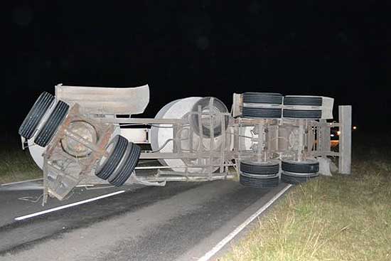 Camionero olavarriense resultó ileso tras volcar en Rawson Camionero olavarriense resultó ileso tras volcar en Rawson