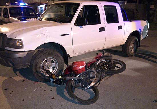 Motociclista gravemente herida al chocar con una camioneta Motociclista gravemente herida al chocar con una camioneta