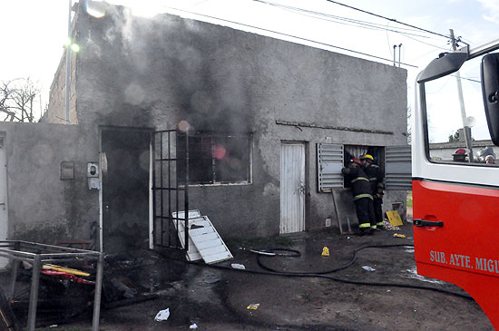 Incendio en humilde vivienda del barrio Coronel Dorrego Incendio en humilde vivienda del barrio Coronel Dorrego