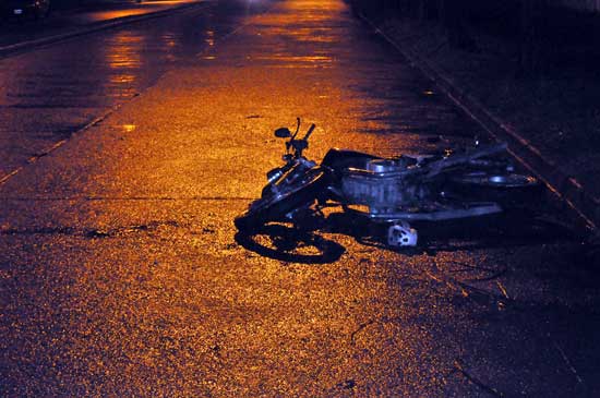 Un motociclista cayó y entró grave al hospital