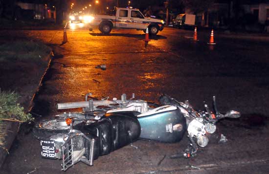 Continúa grave el motociclista accidentado en Pueblo Nuevo