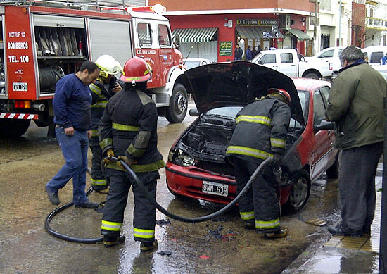 Principio de incendio en un auto afectó parte de su motor